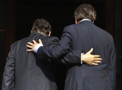 Greek Prime Minister Antonis Samaras (R) greets EU Commission President Jose Manuel Barroso at Samaras' office in Athens July 26, 2012. REUT Greek Prime Minister Antonis Samaras (R) greets EU Commission President Jose Manuel Barroso at Samaras' office in Athens July 26, 2012. REUT