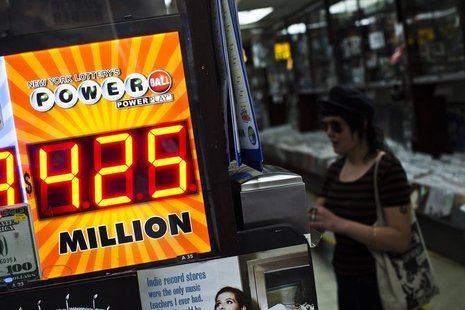 A woman buys a Powerball lottery ticket at a convenience store in New York August 7, 2013. REUTERS/Eduardo Munoz A woman buys a Powerball lottery ticket at a convenience store in New York August 7, 2013. REUTERS/Eduardo Munoz