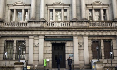 A security guard salutes at the entrance of the Bank of Japan building in Tokyo January 22, 2014. REUTERS/Yuya Shino A security guard salutes at the entrance of the Bank of Japan building in Tokyo January 22, 2014. REUTERS/Yuya Shino