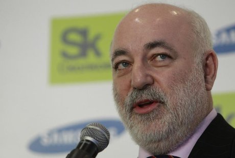 Russian businessman Viktor Vekselberg speaks to the media during a signing ceremony in Moscow December 6, 2012. REUTERS/Sergei Karpukhin Russian businessman Viktor Vekselberg speaks to the media during a signing ceremony in Moscow December 6, 2012. REUTERS/Sergei Karpukhin