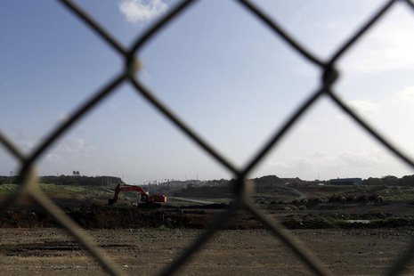 An idle digger is seen at the construction site of the Panama Canal Expansion project on the outskirts of Colon City February 12, 2014. REUT An idle digger is seen at the construction site of the Panama Canal Expansion project on the outskirts of Colon City February 12, 2014. REUT