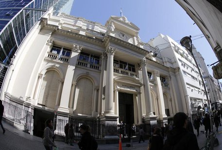 Pedestrians walk past the Argentina's Central Bank building in Buenos Aires August 27, 2013. REUTERS/Enrique Marcarian Pedestrians walk past the Argentina's Central Bank building in Buenos Aires August 27, 2013. REUTERS/Enrique Marcarian
