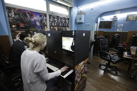 People spend time surfing the internet in a cafe in Istanbul February 6, 2014. REUTERS/Osman Orsal People spend time surfing the internet in a cafe in Istanbul February 6, 2014. REUTERS/Osman Orsal
