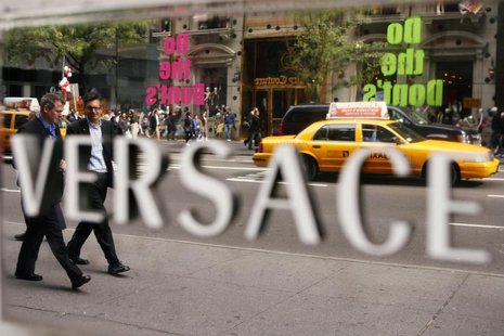 Pedestrians walk past the Versace store on Fifth Avenue in New York October 8, 2009. REUTERS/Lucas Jackson Pedestrians walk past the Versace store on Fifth Avenue in New York October 8, 2009. REUTERS/Lucas Jackson