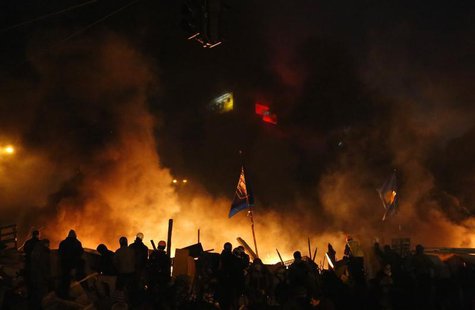 Anti-government protesters stand behind burning barricades in Kiev's Independence Square February 19, 2014. REUTERS/Yannis Behrakis Anti-government protesters stand behind burning barricades in Kiev's Independence Square February 19, 2014. REUTERS/Yannis Behrakis