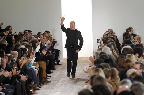 Designer Michael Kors acknowledge guests following his Fall 2014 collection during New York Fashion Week February 12, 2014. REUTERS/Joshua L Designer Michael Kors acknowledge guests following his Fall 2014 collection during New York Fashion Week February 12, 2014. REUTERS/Joshua L