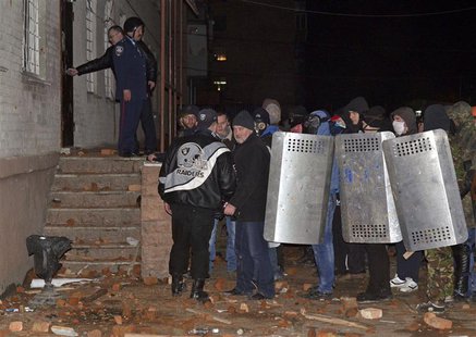 Protesters stand outside a riot policmen base in the town of Rivne in western Ukraine February 19, 2014. REUTERS/Olexandr Kursik Protesters stand outside a riot policmen base in the town of Rivne in western Ukraine February 19, 2014. REUTERS/Olexandr Kursik