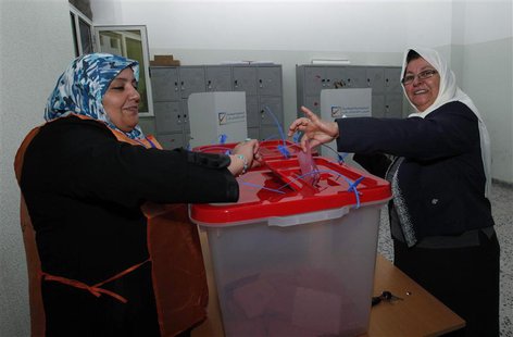 A woman casts her ballot during a vote to elect a constitution-drafting panel in Tripoli February 20, 2014. REUTERS/Ismail Zitouny A woman casts her ballot during a vote to elect a constitution-drafting panel in Tripoli February 20, 2014. REUTERS/Ismail Zitouny