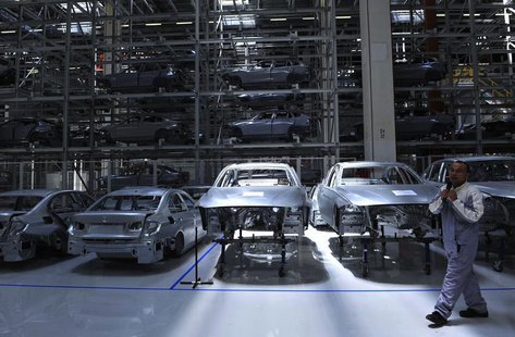 An employee guides visitors inside a BMW factory in Shenyang, Liaoning province, July 6, 2013. REUTERS/Stringer An employee guides visitors inside a BMW factory in Shenyang, Liaoning province, July 6, 2013. REUTERS/Stringer