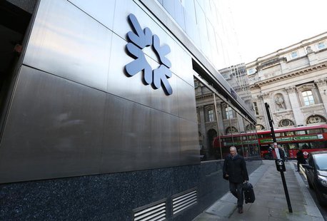 A man walks past a Royal Bank of Scotland building in central London January 28, 2014. REUTERS/Paul Hackett A man walks past a Royal Bank of Scotland building in central London January 28, 2014. REUTERS/Paul Hackett