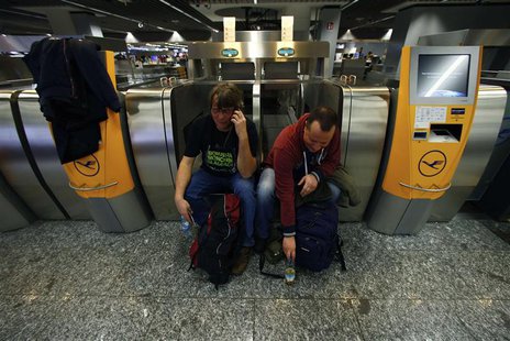Flight passengers wait during a strike at Frankfurt airport, February 21, 2014. REUTERS/Ralph Orlowski Flight passengers wait during a strike at Frankfurt airport, February 21, 2014. REUTERS/Ralph Orlowski