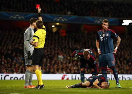 Arsenal's goalkeeper Wojciech Szczesny (L) receives a red card from referee Nicola Rizzoli after a foul against Bayern Munich's Arjen Robben Arsenal's goalkeeper Wojciech Szczesny (L) receives a red card from referee Nicola Rizzoli after a foul against Bayern Munich's Arjen Robben