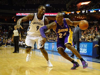 Dec 17, 2013; Memphis, TN, USA; Memphis Grizzlies shooting guard Tony Allen (9) guards Los Angeles Lakers shooting guard Kobe Bryant (24) du Dec 17, 2013; Memphis, TN, USA; Memphis Grizzlies shooting guard Tony Allen (9) guards Los Angeles Lakers shooting guard Kobe Bryant (24) du