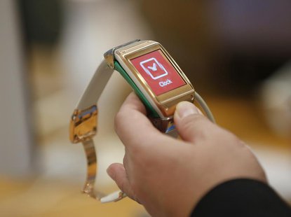 A man tries out a Samsung Electronics' Galaxy Gear smartwatch at the company's headquarters in Seoul October 21, 2013. REUTERS/Kim Hong-Ji A man tries out a Samsung Electronics' Galaxy Gear smartwatch at the company's headquarters in Seoul October 21, 2013. REUTERS/Kim Hong-Ji