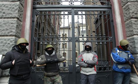 Anti-Yanukovich protesters stand guard at the national bank office in Kiev February 23, 2014. REUTERS/David Mdzinarishvili Anti-Yanukovich protesters stand guard at the national bank office in Kiev February 23, 2014. REUTERS/David Mdzinarishvili