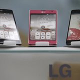 LG Electronics' smart phones are displayed at a shop in central Seoul, July 23, 2013. REUTERS/Lee Jae-Won LG Electronics' smart phones are displayed at a shop in central Seoul, July 23, 2013. REUTERS/Lee Jae-Won