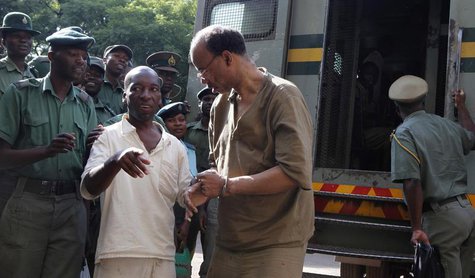 Former U.S. congressman Mel Reynolds (C) arrives at the Harare Magistrates court, February 20, 2014. REUTERS/Philimon Bulawayo Former U.S. congressman Mel Reynolds (C) arrives at the Harare Magistrates court, February 20, 2014. REUTERS/Philimon Bulawayo