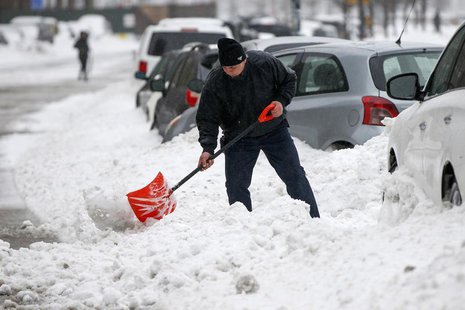 A man shovels snow in the Queens borough of New York, February 13, 2014. REUTERS/Shannon Stapleton A man shovels snow in the Queens borough of New York, February 13, 2014. REUTERS/Shannon Stapleton