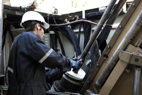 A driller extracts a drill core at an exploration site located north west of Kirkland Lake, Ontario, October 3, 2011. REUTERS/Euan Rocha A driller extracts a drill core at an exploration site located north west of Kirkland Lake, Ontario, October 3, 2011. REUTERS/Euan Rocha