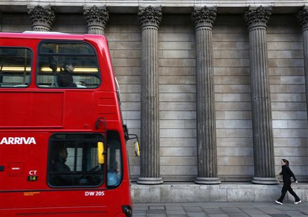 A pedestrians walks past the Bank of England in the City of London January 28, 2014. REUTERS/Paul Hackett A pedestrians walks past the Bank of England in the City of London January 28, 2014. REUTERS/Paul Hackett