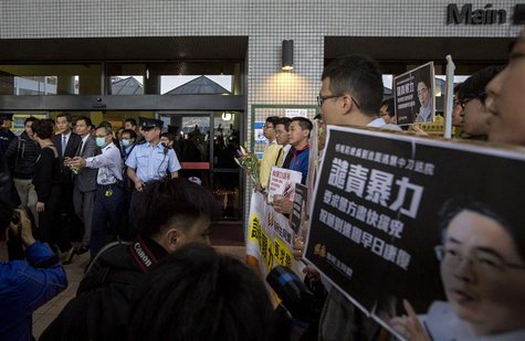 Hong Kong Chief Executive Leung Chun-ying (centre L) leaves a hospital after checking the condition of former Ming Pao chief editor Kevin La Hong Kong Chief Executive Leung Chun-ying (centre L) leaves a hospital after checking the condition of former Ming Pao chief editor Kevin La