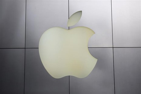 The Apple logo is pictured at its flagship retail store in San Francisco, California January 27, 2014. REUTERS/Robert Galbraith The Apple logo is pictured at its flagship retail store in San Francisco, California January 27, 2014. REUTERS/Robert Galbraith
