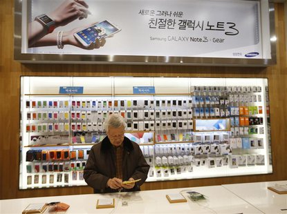 A man tries out a Samsung Electronics' Galaxy S4 at the company's headquarters in Seoul January 6, 2014. REUTERS/Kim Hong-Ji A man tries out a Samsung Electronics' Galaxy S4 at the company's headquarters in Seoul January 6, 2014. REUTERS/Kim Hong-Ji