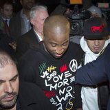 New York Knicks point guard Raymond Felton (C) leaves Manhattan Criminal Court after his arraignment in New York February 25, 2014. REUTERS/ New York Knicks point guard Raymond Felton (C) leaves Manhattan Criminal Court after his arraignment in New York February 25, 2014. REUTERS/