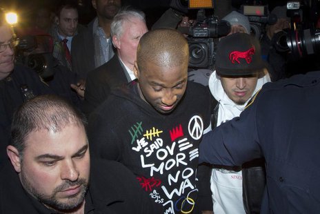 New York Knicks point guard Raymond Felton (C) leaves Manhattan Criminal Court after his arraignment in New York February 25, 2014. REUTERS/ New York Knicks point guard Raymond Felton (C) leaves Manhattan Criminal Court after his arraignment in New York February 25, 2014. REUTERS/
