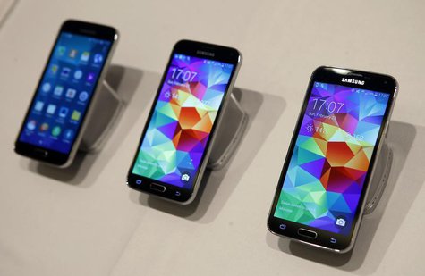 New Samsung Galaxy S5 smartphones are seen on a display at the Mobile World Congress in Barcelona February 23, 2014. REUTERS/Albert Gea New Samsung Galaxy S5 smartphones are seen on a display at the Mobile World Congress in Barcelona February 23, 2014. REUTERS/Albert Gea