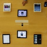 Apple's iPad devices are displayed at its store in Tokyo January 18, 2013. REUTERS/Kim Kyung-Hoon Apple's iPad devices are displayed at its store in Tokyo January 18, 2013. REUTERS/Kim Kyung-Hoon