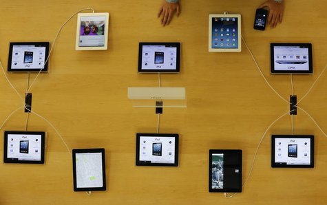 Apple's iPad devices are displayed at its store in Tokyo January 18, 2013. REUTERS/Kim Kyung-Hoon Apple's iPad devices are displayed at its store in Tokyo January 18, 2013. REUTERS/Kim Kyung-Hoon