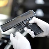 A Los Angeles Police Department officer inspects a handgun in Los Angeles, California, December 14, 2013. REUTERS/Kevork Djansezian A Los Angeles Police Department officer inspects a handgun in Los Angeles, California, December 14, 2013. REUTERS/Kevork Djansezian
