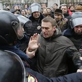 Police detain opposition leader Alexei Navalny outside a courthouse in Moscow February 24, 2014. REUTERS/Tatyana Makeyeva Police detain opposition leader Alexei Navalny outside a courthouse in Moscow February 24, 2014. REUTERS/Tatyana Makeyeva