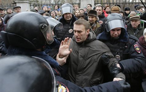 Police detain opposition leader Alexei Navalny outside a courthouse in Moscow February 24, 2014. REUTERS/Tatyana Makeyeva Police detain opposition leader Alexei Navalny outside a courthouse in Moscow February 24, 2014. REUTERS/Tatyana Makeyeva