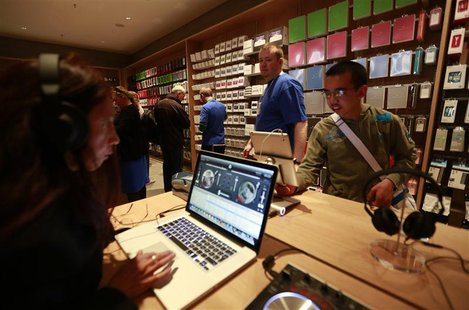Customers test out Apple products inside Berlin's first Apple store during its grand opening May 3, 2013. REUTERS/Pawel Kopczynski Customers test out Apple products inside Berlin's first Apple store during its grand opening May 3, 2013. REUTERS/Pawel Kopczynski