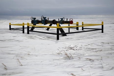 A pipeline network is seen in a field outside of Williston, North Dakota March 11, 2013. REUTERS/Shannon Stapleton A pipeline network is seen in a field outside of Williston, North Dakota March 11, 2013. REUTERS/Shannon Stapleton