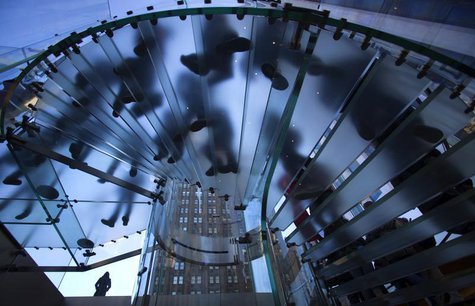 Shoppers are pictured inside an Apple store on 5th Ave during Black Friday Sales in New York November 29, 2013. REUTERS/Carlo Allegri Shoppers are pictured inside an Apple store on 5th Ave during Black Friday Sales in New York November 29, 2013. REUTERS/Carlo Allegri
