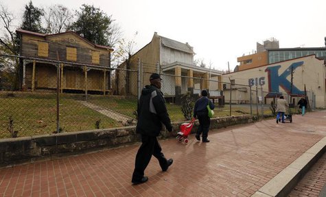 Pedestrians pass shuttered buildings in Ward 8 of Washington November 20, 2012. REUTERS/Kevin Lamarque Pedestrians pass shuttered buildings in Ward 8 of Washington November 20, 2012. REUTERS/Kevin Lamarque