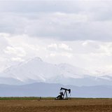 An oil derrick is seen in a field near Denver, Colorado in this file photo from May 16, 2008. REUTERS/Lucas Jackson/Files An oil derrick is seen in a field near Denver, Colorado in this file photo from May 16, 2008. REUTERS/Lucas Jackson/Files