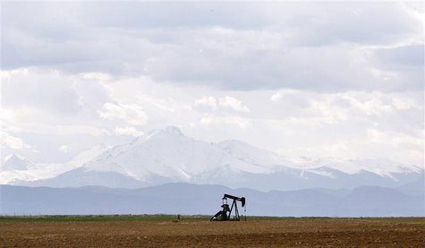An oil derrick is seen in a field near Denver, Colorado in this file photo from May 16, 2008. REUTERS/Lucas Jackson/Files An oil derrick is seen in a field near Denver, Colorado in this file photo from May 16, 2008. REUTERS/Lucas Jackson/Files