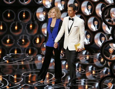 Presenters Matthew McConaughey and Kim Novak present at the 86th Academy Awards in Hollywood, California March 2, 2014. REUTERS/Lucy Nichols Presenters Matthew McConaughey and Kim Novak present at the 86th Academy Awards in Hollywood, California March 2, 2014. REUTERS/Lucy Nichols