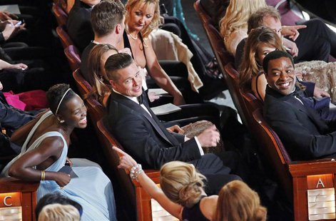 Best actress in a supporting role Lupita Nyong'o (L), producer and actor Brad Pitt, and best actor actor nominee Chiwetel Ejiofor from "12 y Best actress in a supporting role Lupita Nyong'o (L), producer and actor Brad Pitt, and best actor actor nominee Chiwetel Ejiofor from "12 y