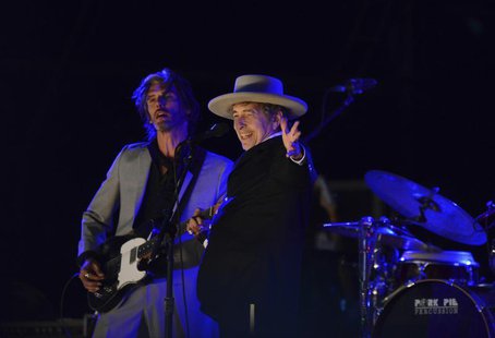 U.S. musician Bob Dylan (R) performs on the second day of the Hop Farm Music Festival in Paddock Wood, Kent June 30, 2012. REUTERS/ Ki Price U.S. musician Bob Dylan (R) performs on the second day of the Hop Farm Music Festival in Paddock Wood, Kent June 30, 2012. REUTERS/ Ki Price