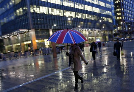 Workers walk in the rain at the Canary Wharf business district in London November 11, 2013. REUTERS/Eddie Keogh Workers walk in the rain at the Canary Wharf business district in London November 11, 2013. REUTERS/Eddie Keogh