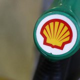 The Shell logo is seen on a pump at a Shell petrol station in London January 30, 2014. REUTERS/Suzanne Plunkett The Shell logo is seen on a pump at a Shell petrol station in London January 30, 2014. REUTERS/Suzanne Plunkett