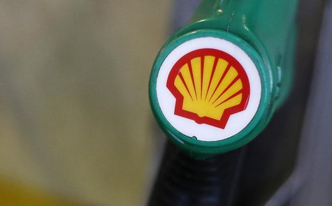 The Shell logo is seen on a pump at a Shell petrol station in London January 30, 2014. REUTERS/Suzanne Plunkett The Shell logo is seen on a pump at a Shell petrol station in London January 30, 2014. REUTERS/Suzanne Plunkett