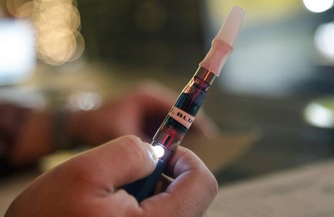 A customer holds an e-cigarette at the Henley Vaporium in New York City December 18, 2013. REUTERS/Mike Segar A customer holds an e-cigarette at the Henley Vaporium in New York City December 18, 2013. REUTERS/Mike Segar