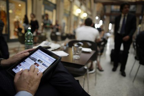 A man poses with his iPad tablet as he sits in a bar, in this photo illustration taken in Rome September 20, 2012. REUTERS/Tony Gentile A man poses with his iPad tablet as he sits in a bar, in this photo illustration taken in Rome September 20, 2012. REUTERS/Tony Gentile