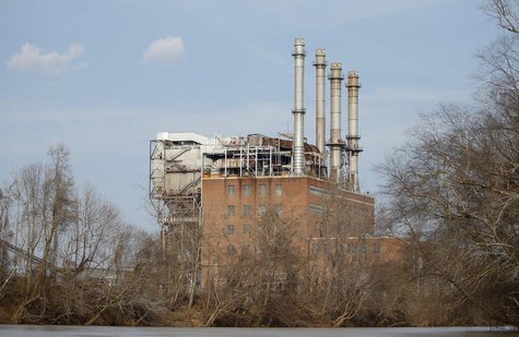 The Duke Energy coal-fired power plant is seen from the Dan River in Eden, North Carolina February 19, 2014. REUTERS/Chris Keane The Duke Energy coal-fired power plant is seen from the Dan River in Eden, North Carolina February 19, 2014. REUTERS/Chris Keane